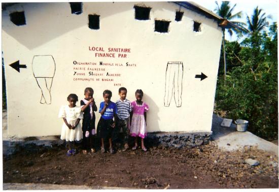 Bloc sanitaire à l'école de Singani